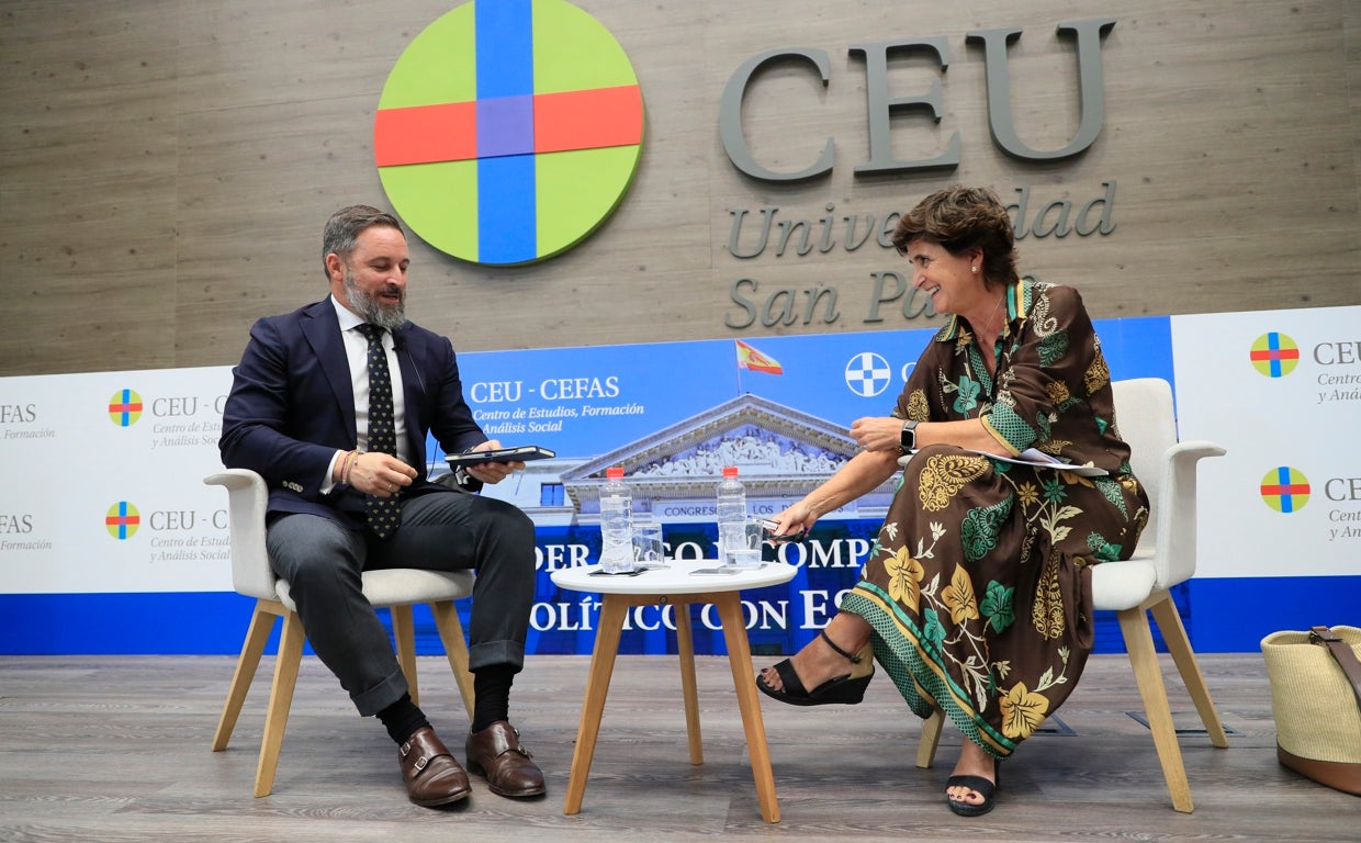El presidente de Vox, Santiago Abascal, junto a la exdiputada vasca y expopular María San Gil, en el Aula Magna de la Universidad CEU San Pablo