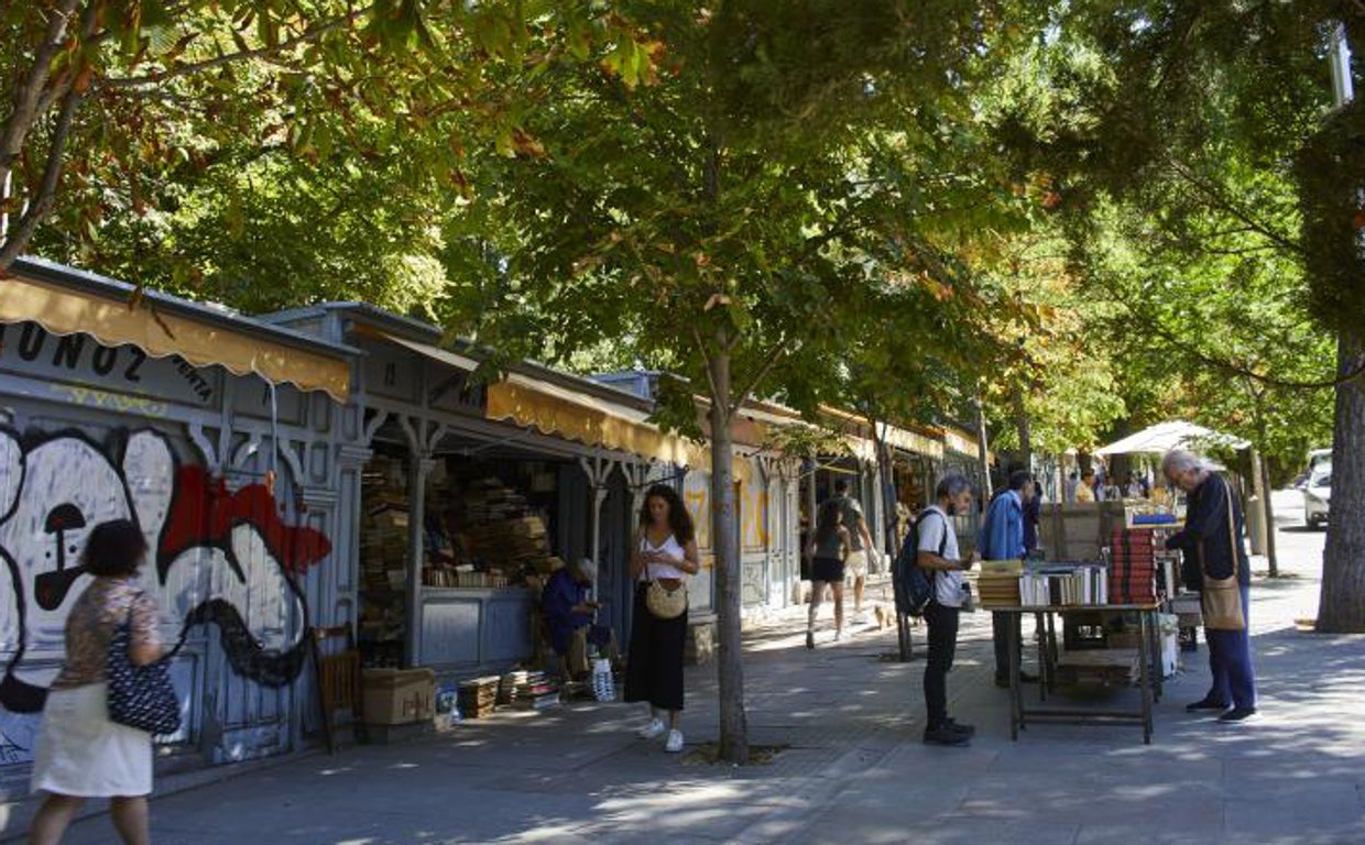 Los libreros han protestado por una oleada de grafitis que ensucian las casetas de la Cuesta de Moyano