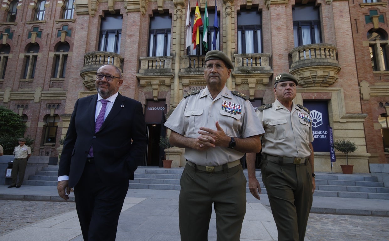 El rector de la UCO, Manuel Torralbo; el jefe del Estado Mayor del Ejército, general Amador Enseñat; y el jefe del Mando de Apoyo Logístico, general Fernando García y García de las Hijas, en el Rectorado de la UCO