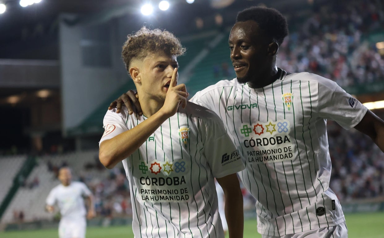 Bouzaidi a la izquierda durante un partido en el Córdoba CF