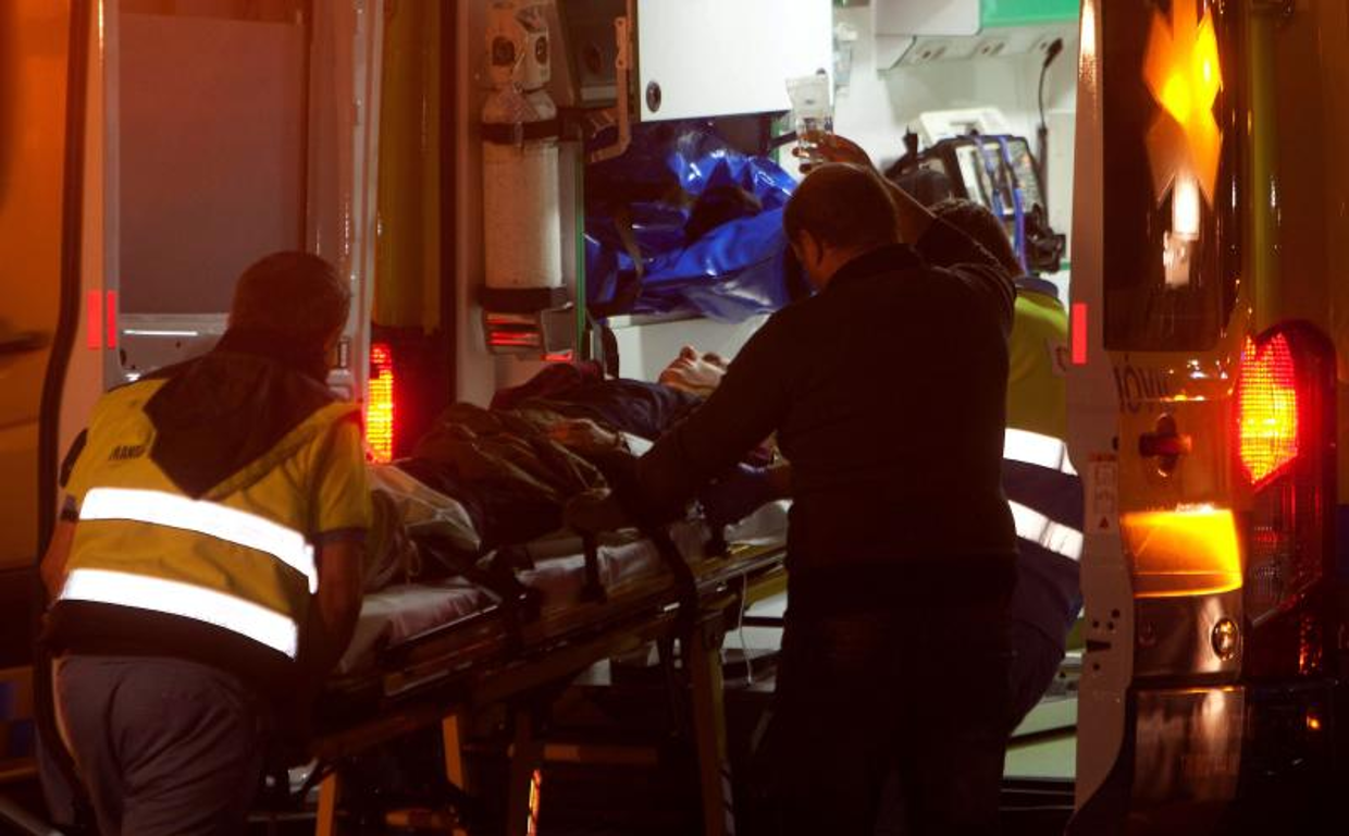 Ambulancia atendiendo una emergencia. Imagen de archivo