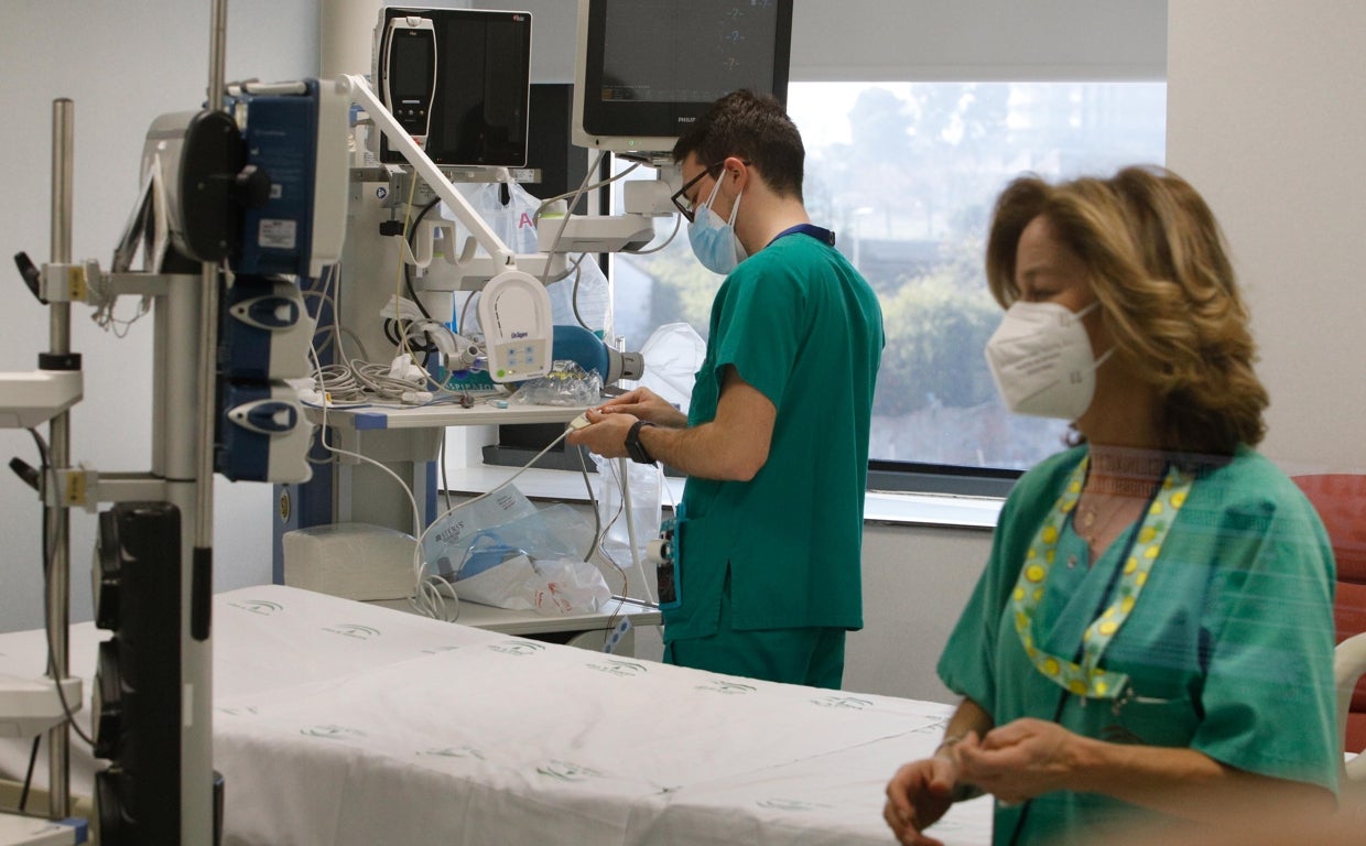 Sanitarios en el hospital Reina Sofía de Córdoba