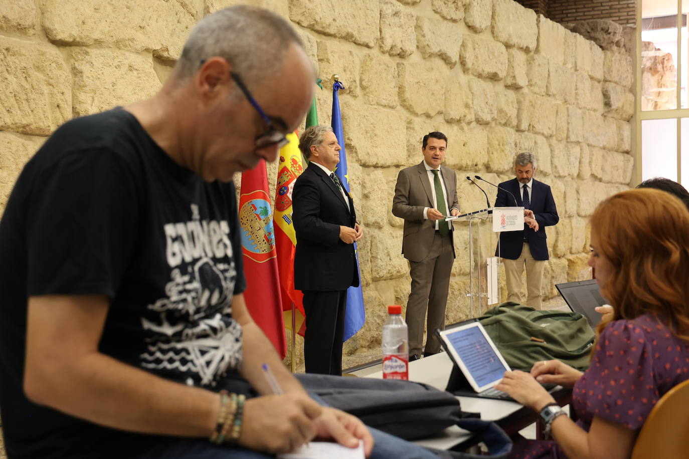 En imágenes, el tenso y polémico Pleno en el Ayuntamiento de Córdoba