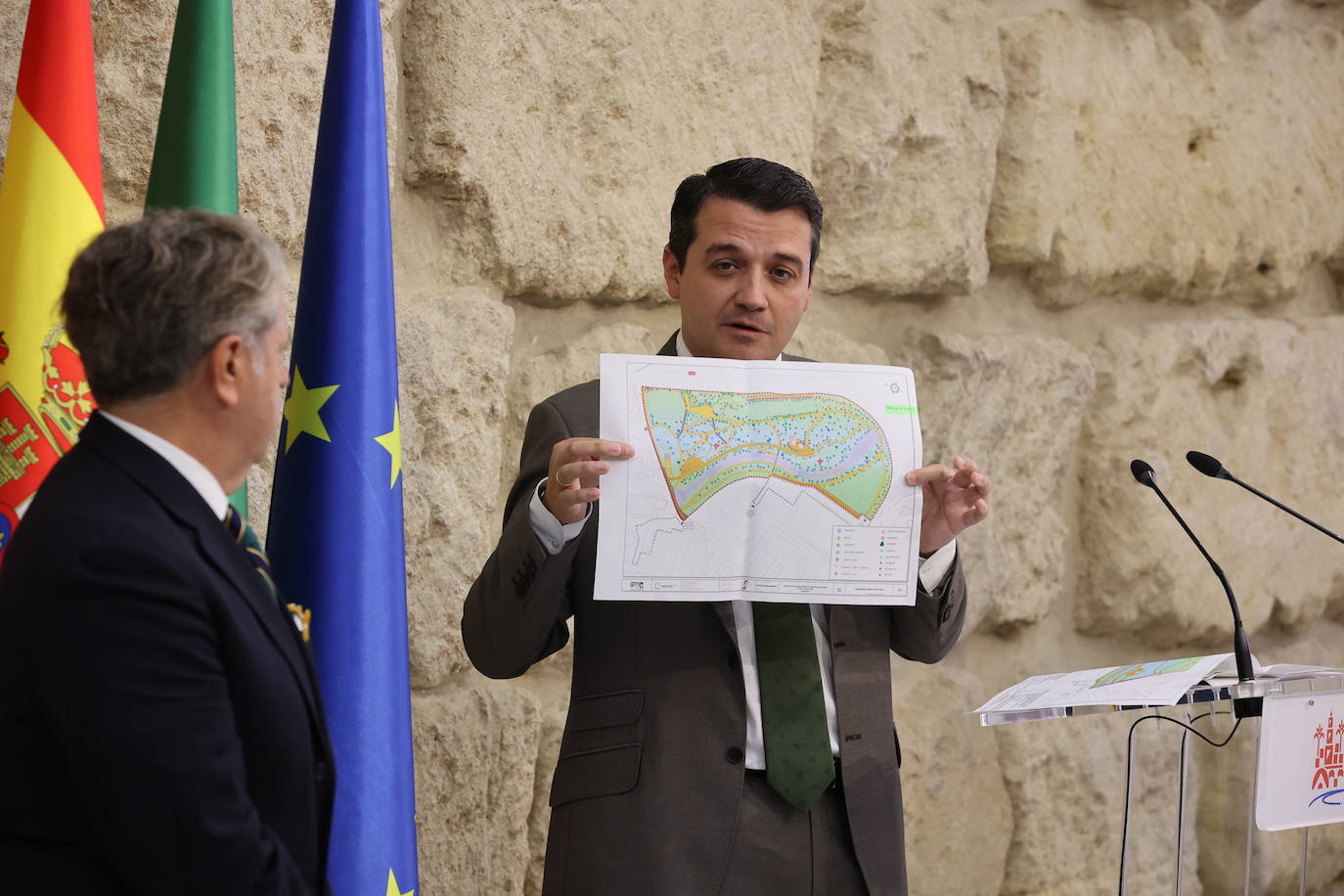 En imágenes, el tenso y polémico Pleno en el Ayuntamiento de Córdoba