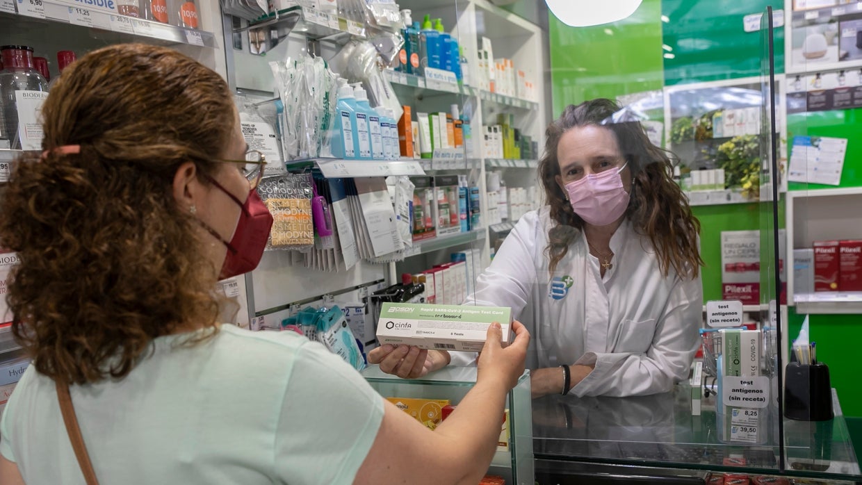 Los test que permiten diferenciar el Covid de la gripe ya se venden en Andalucía