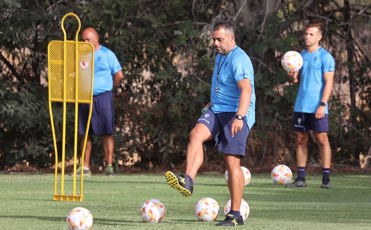 El entrenador del Córdoba, Germán Crespo, golpea el balón en un entrenamiento