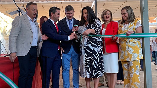 Corte de cinta inaugural con el alcalde de Zuheros y el delegado de la Junta de Agricultura, entre otros
