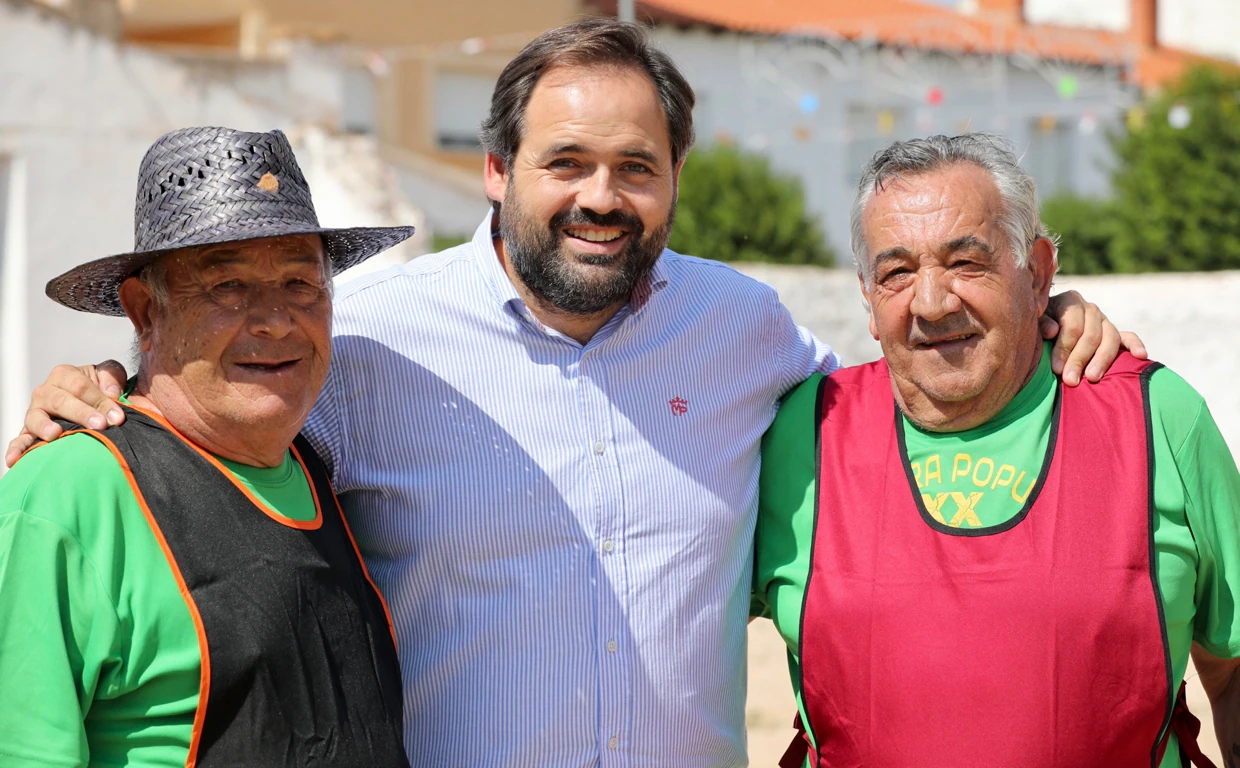 Paco Núñez posa con dos vecinos de Honrubia (Cuenca)