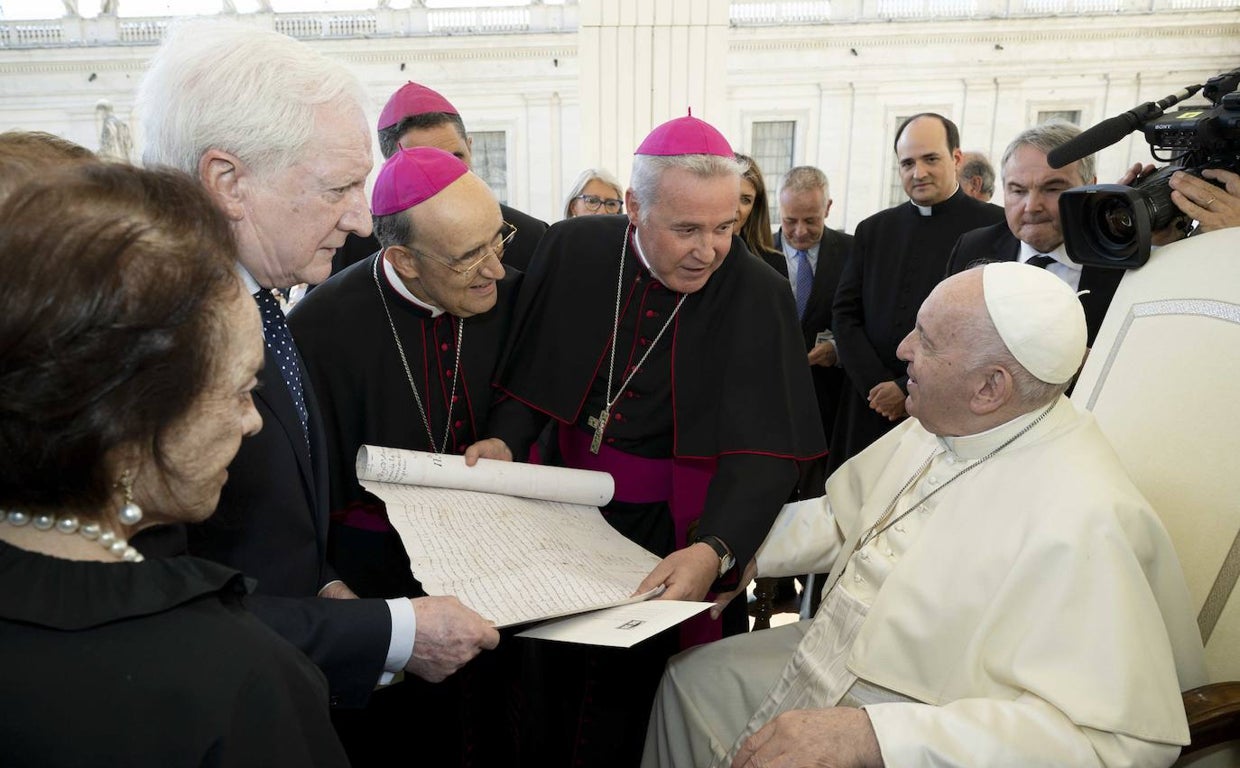 El Papa Francisco recita versos del 'Cantar del Mío Cid' en castellano antiguo y se interesa por los orígenes del español