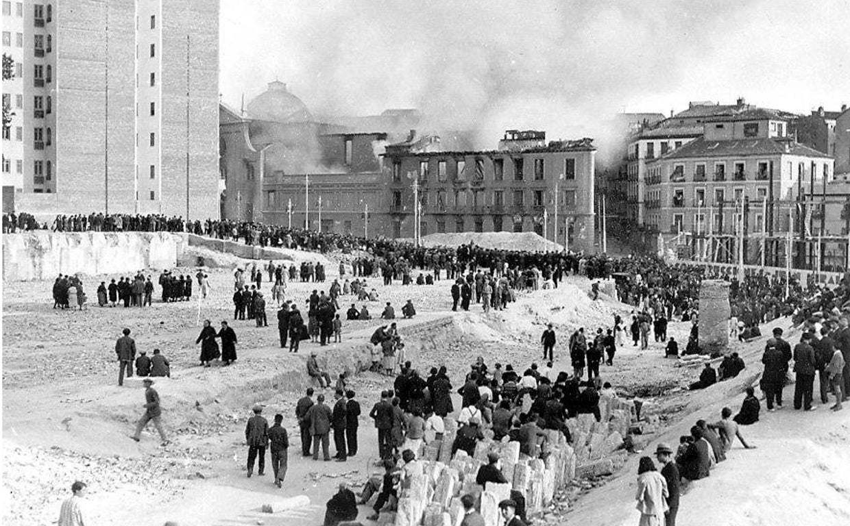Imagen de una quema de templos tomada durante la persecución religiosa de la República