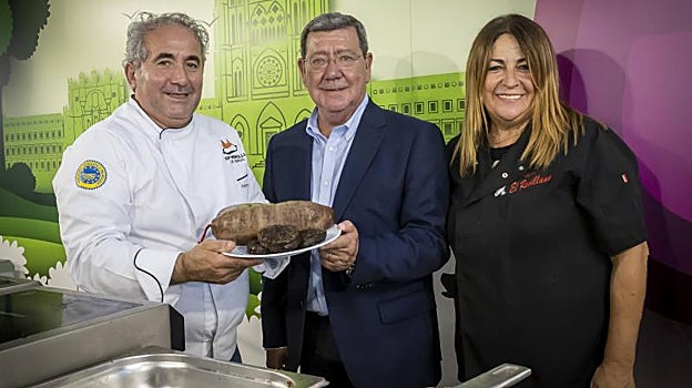 El presidente de la diputación de Burgos, César Rico Ruiz, junto a empresarios cárnicos