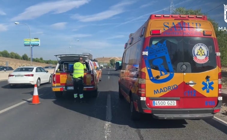 Muere un motorista tras chocar contra un camión municipal que transportaba escombros en la A-3