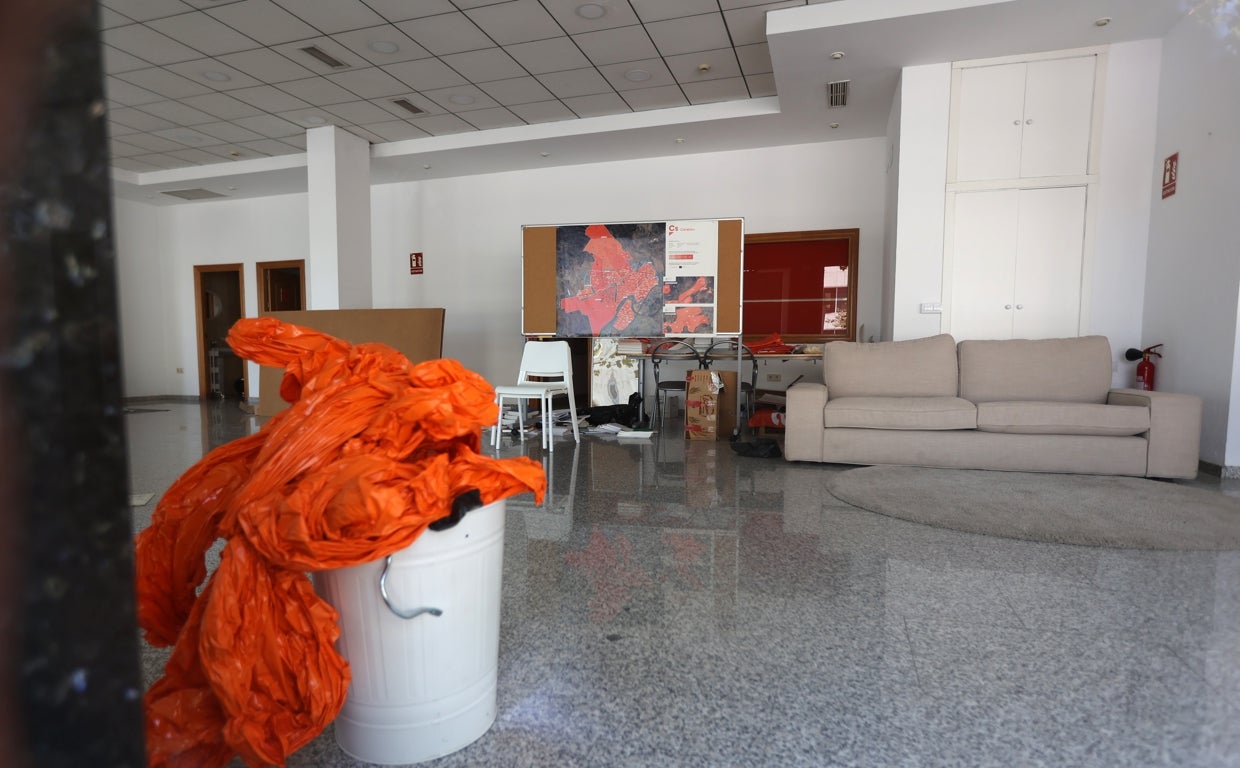 Banderolas en un cubo en la sede de Ciudadanos en El Petrorio, este viernes