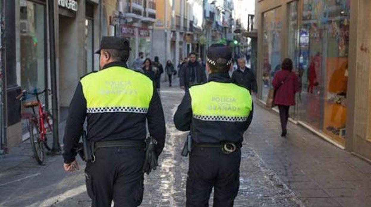 Un dispositivo especial de la Policía Local refuerza el control en los pisos de estudiantes en Granada