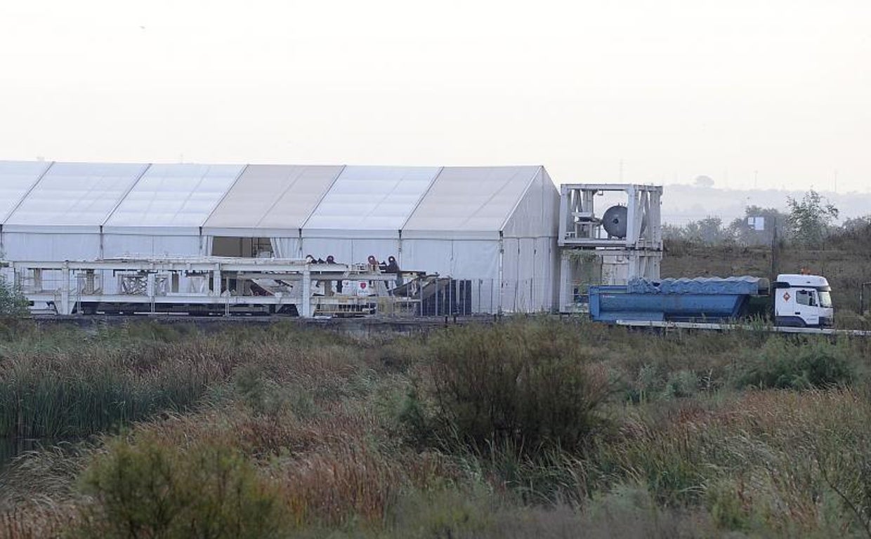 Imagen de la carpa en la que la tuneladora lleva una década almacenada