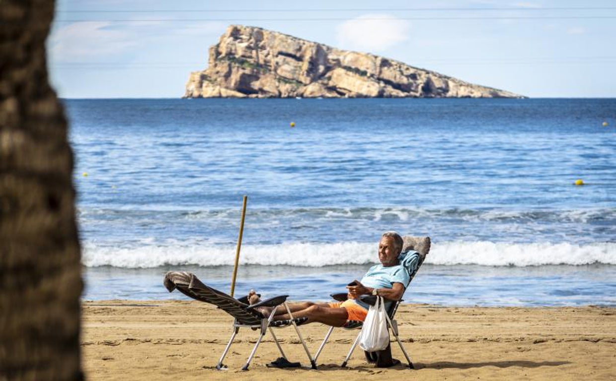 Un turista en la playa en Benidorm