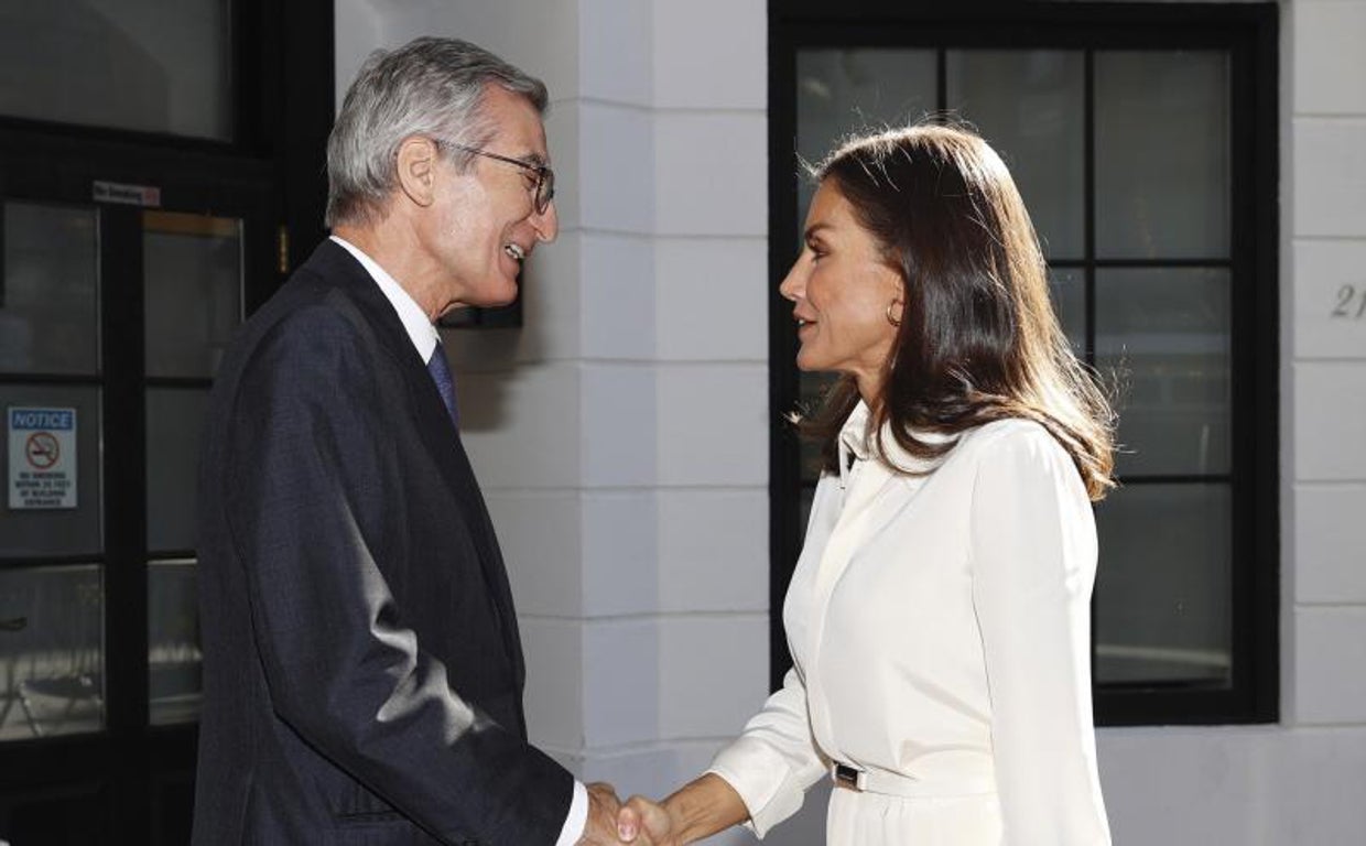 La Reina Letizia junto a Santiago Cabanas, embajador de España en EE.UU.