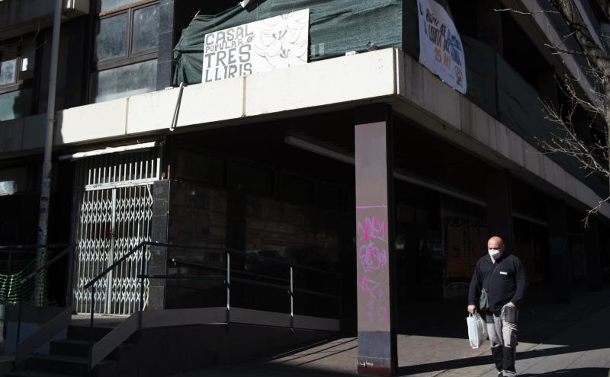 Exterior del local okupado 'Tres lliris' de Barcelona