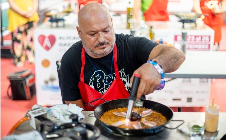 Un madrileño cocina el mejor arroz del Mediterráneo con salmonetes y pomada de ajo asado y ñora