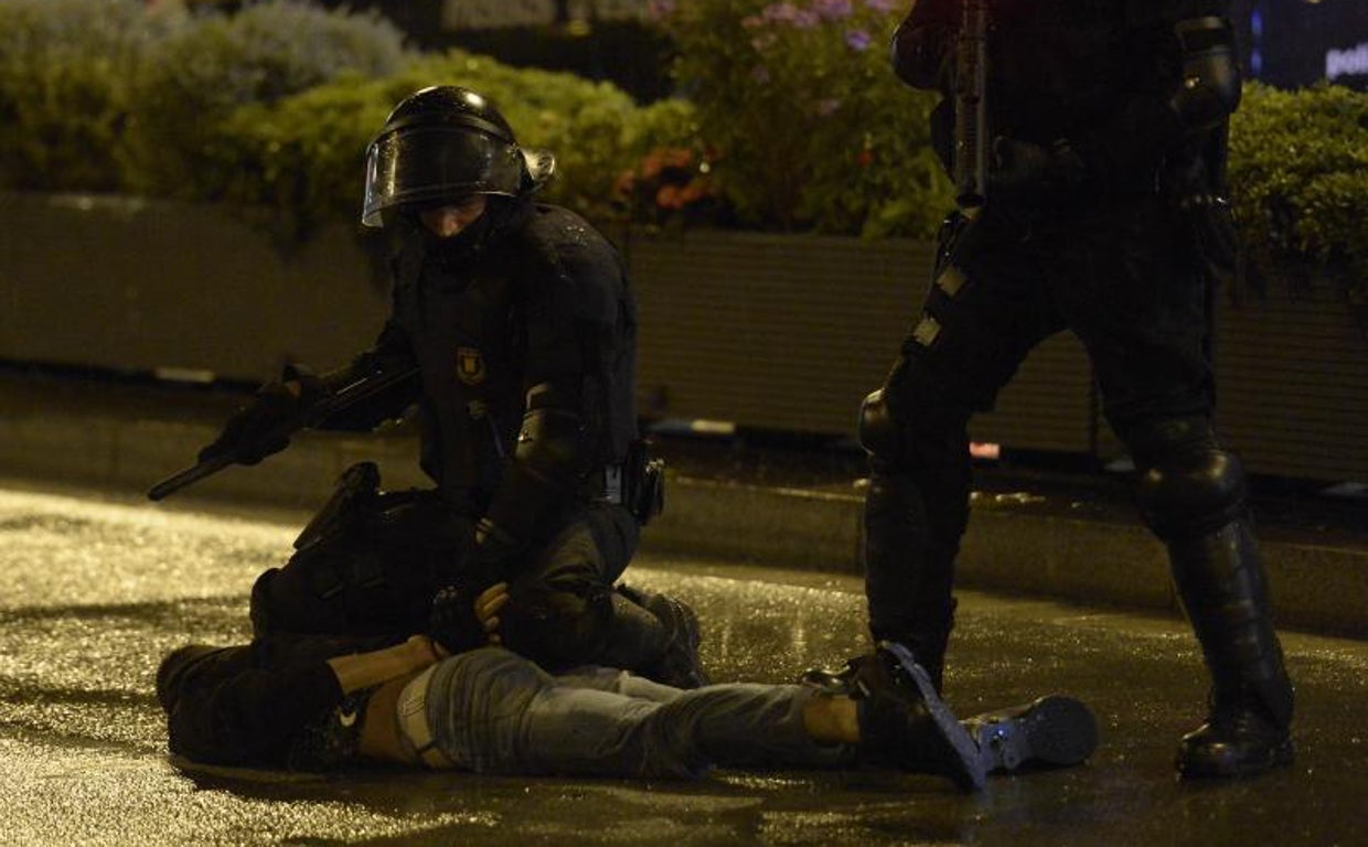 Foto de archivo de una detención de los Mossos