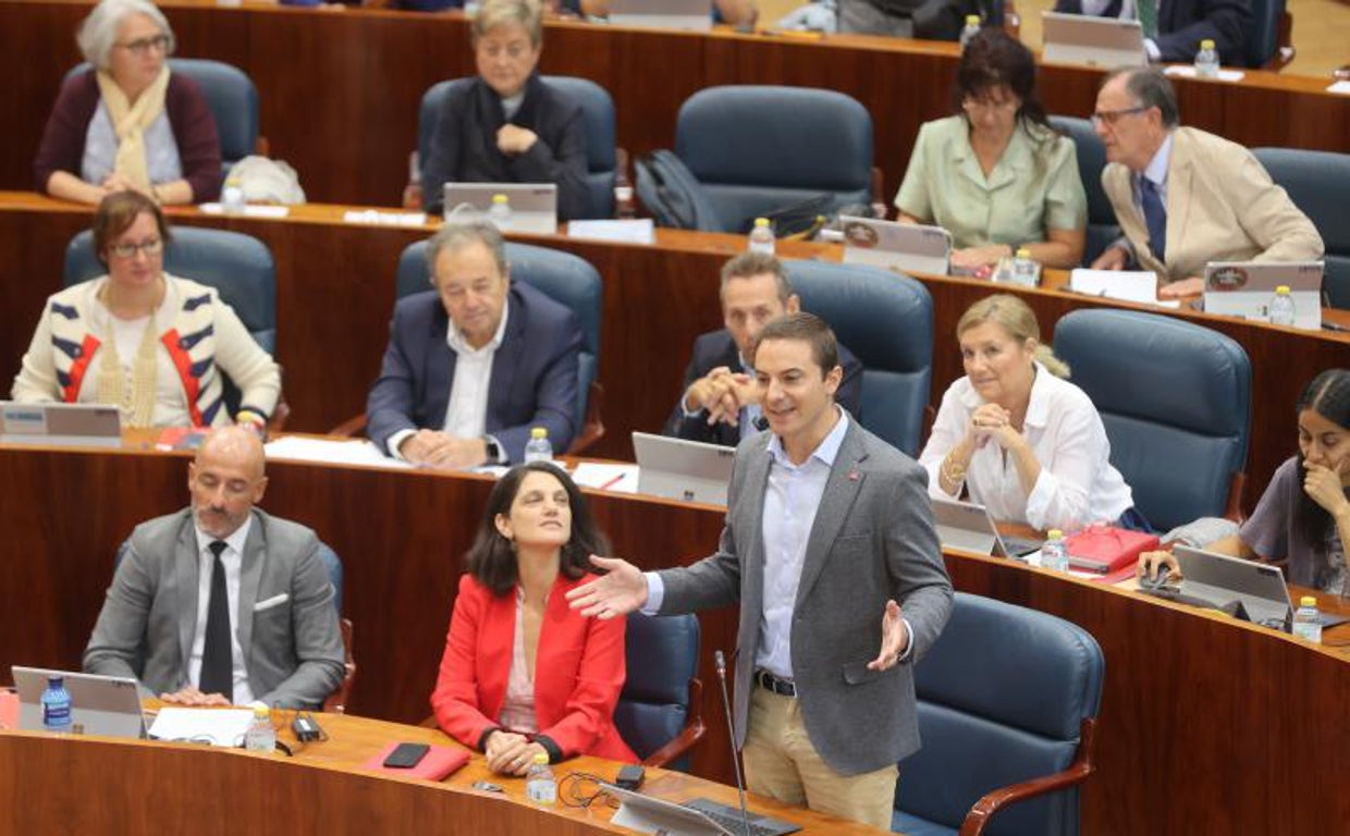 Juan Lobato interviniendo ante la Asamblea de Madrid