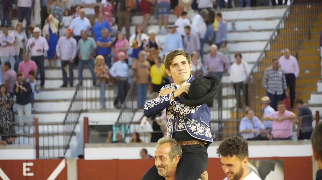 Guillermo Hermoso de Mendoza corta dos orejas en Pozoblanco y Hernández y Vincens, una por coleta