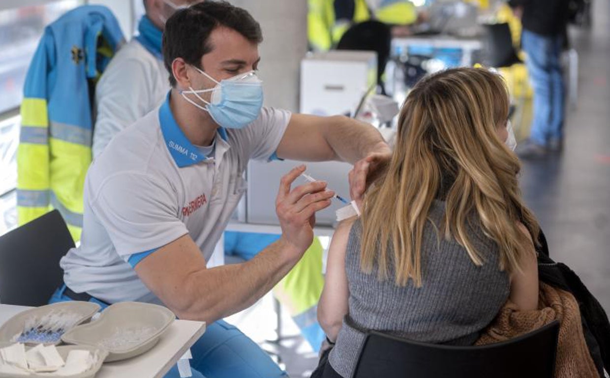 Una mujer recibe la tercera dosis de la vacuna contra el Covid-19, en el WiZink Center