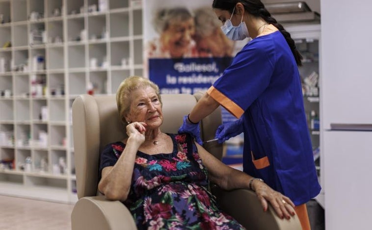 Cataluña prevé vacunar a 400.000 mayores de 80 años contra Covid y gripe desde este lunes