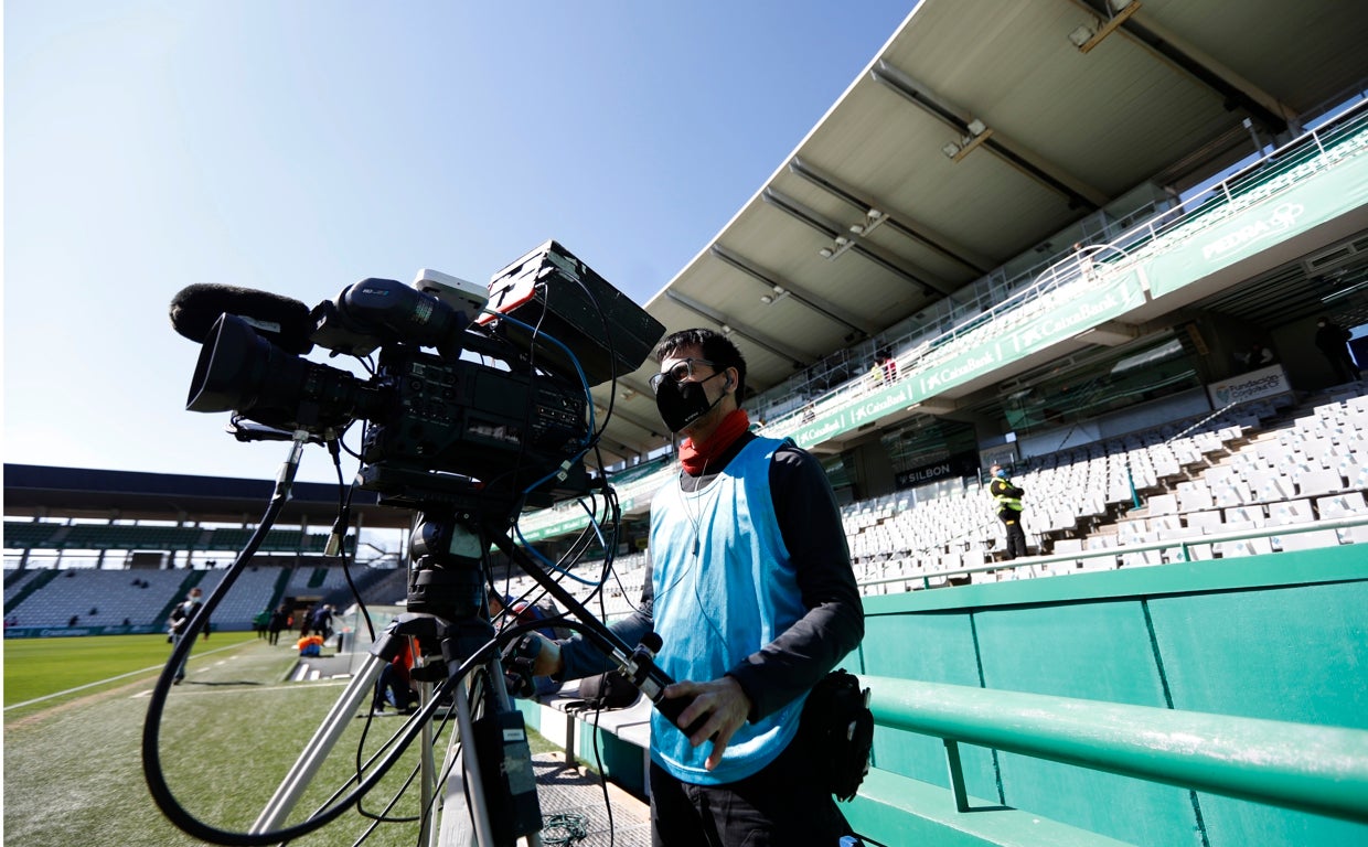 Un operador de cámara de televisión, en un partido del Córdoba CF