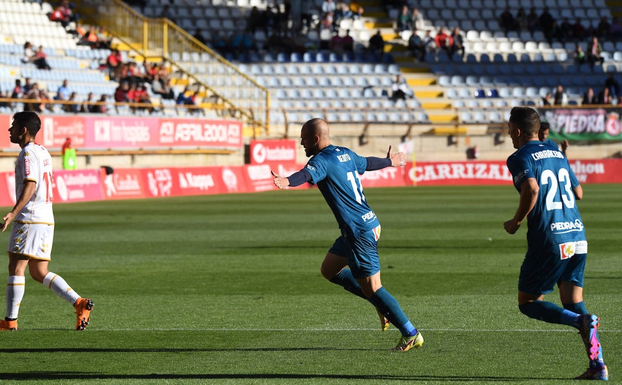Celebración de Sergio Benito del 0-1 del Córdoba CF en el Reino de León