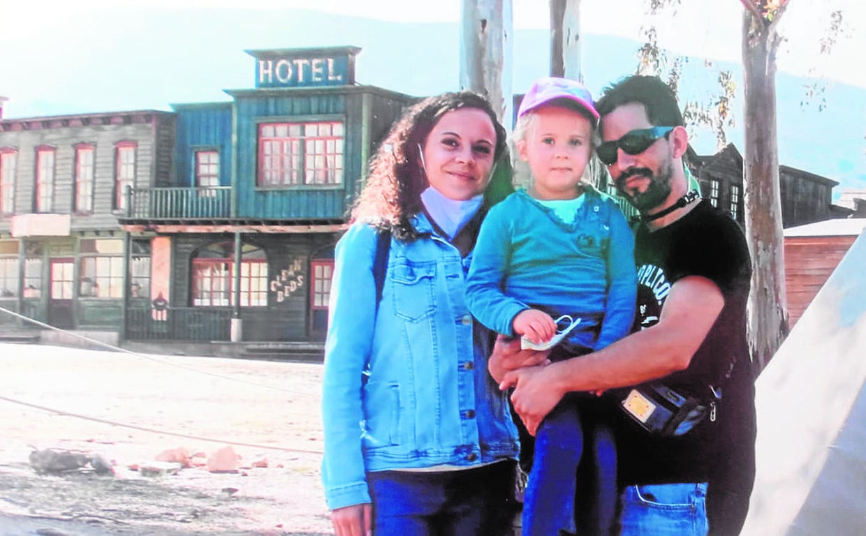 La pequeña Leire, con sus padres poco antes de su muerte