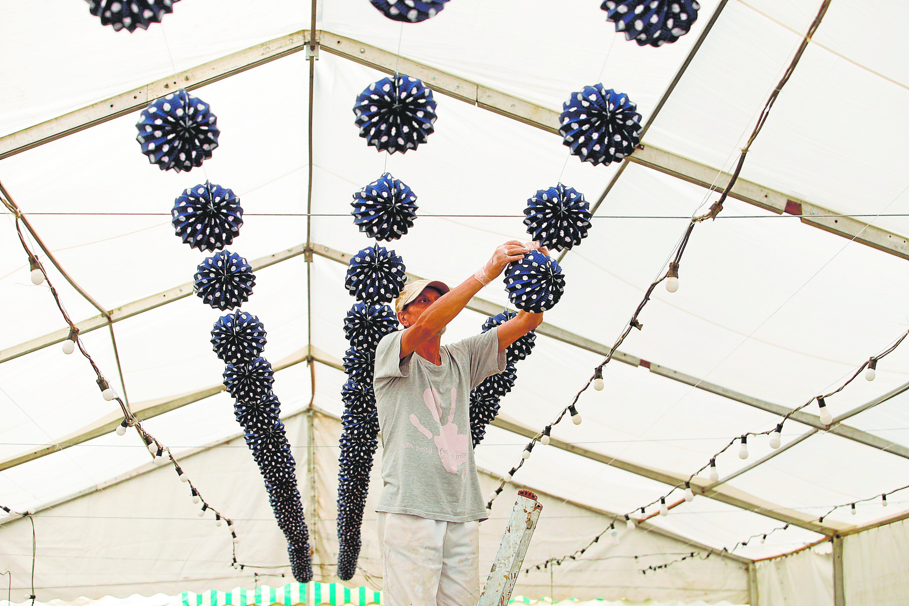 Montaje de una caseta en la Feria de Nuestra Señora de la Salud