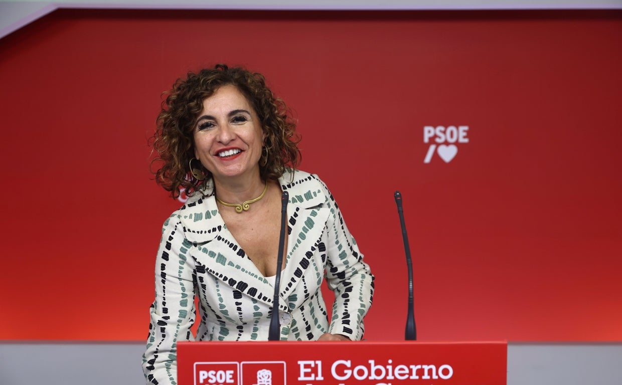 Montero anuncia un nuevo plan fiscal urgente y acusa al PP de practicar «populismo» con los impuestos