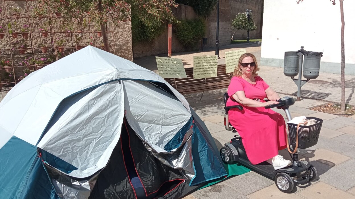 Una mujer con discapacidad acampa en Palma del Río para pedir una rampa de entrada a su casa