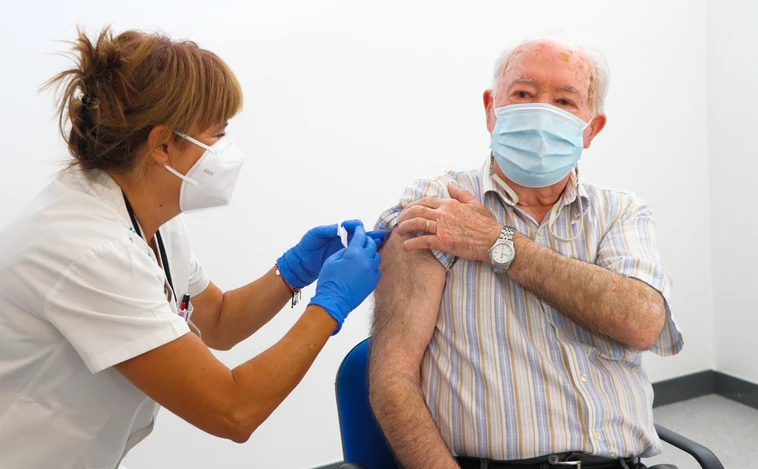 Castilla-La Mancha vacuna con la segunda dosis de refuerzo a los mayores de 80 años