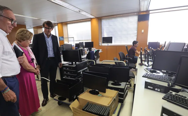 La Diputación de Alicante entrega equipos informáticos a la Fundación Elche Acoge
