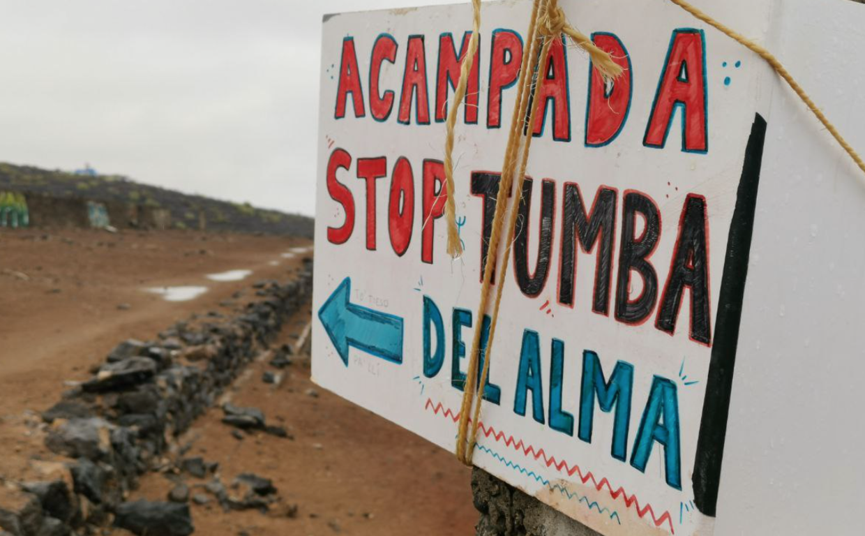 Una de las pancartas de la Acampada Stop Cuna del Alma que ha sido desalojada