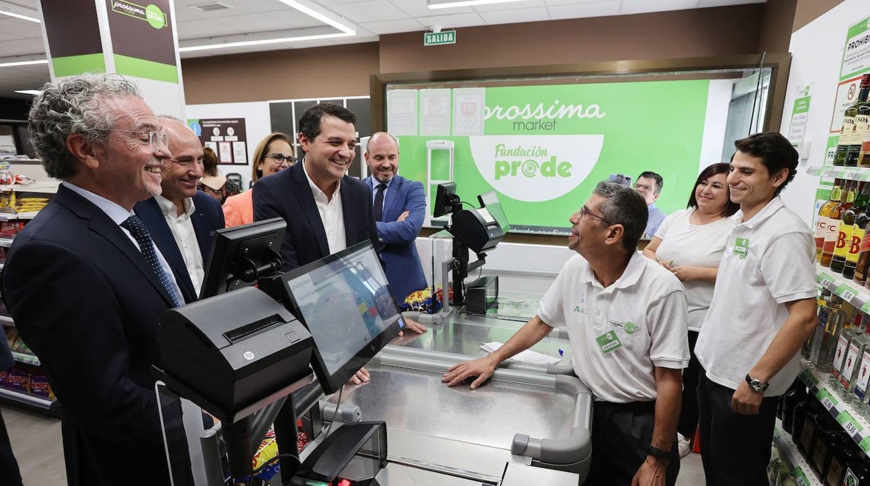 El primer súper de Andalucía gestionado por discapacitados, en imágenes