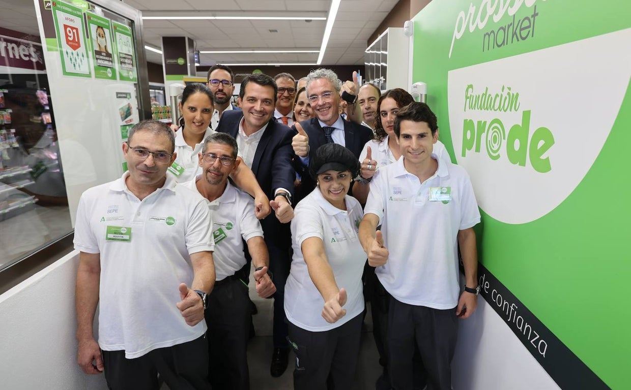 José María Bellido posa con responsables de Prode y trabajadores del nuevo supermercado. El primero por la izquierda es Agustín, encargado del turno de tarde