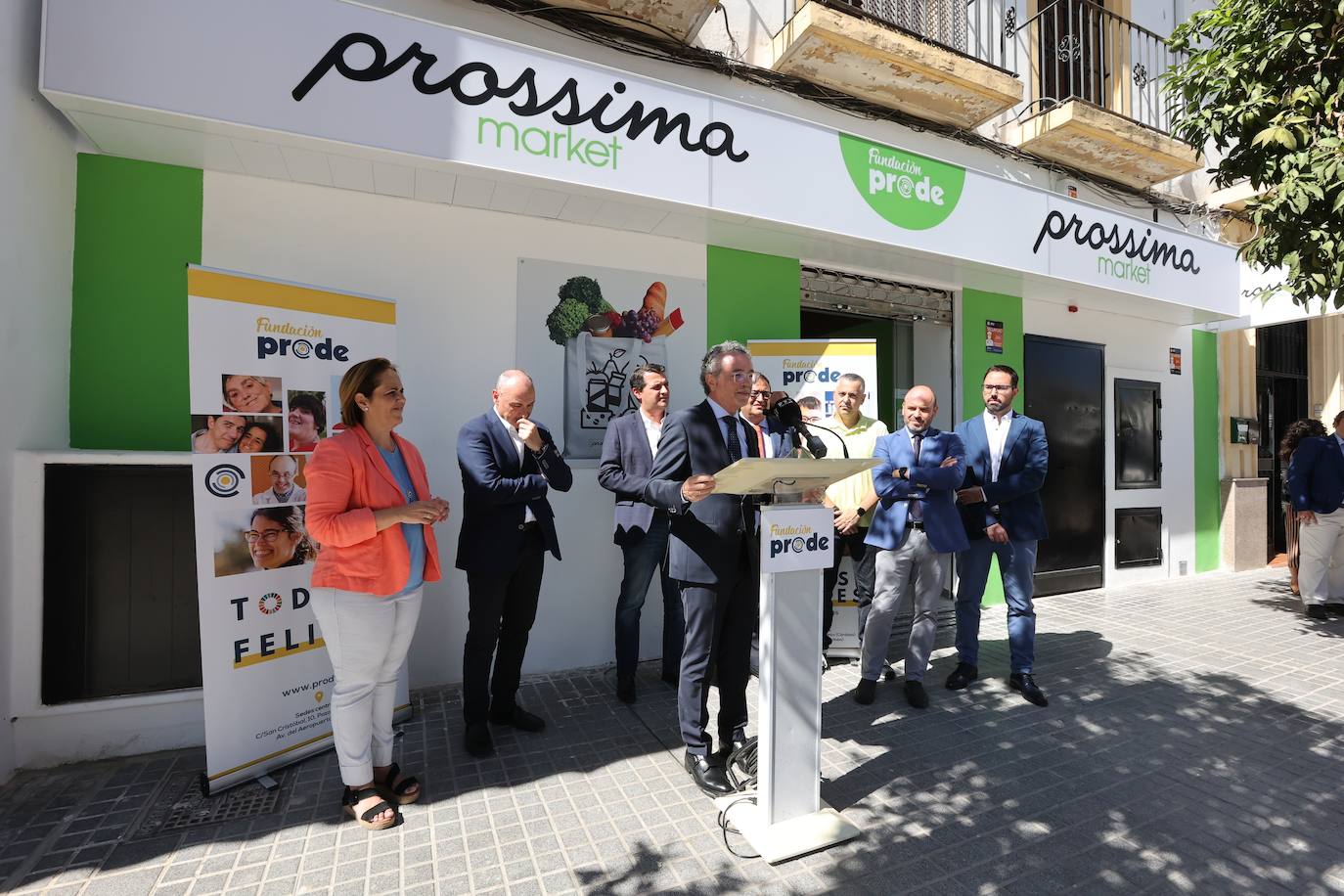 El primer súper de Andalucía gestionado por discapacitados, en imágenes