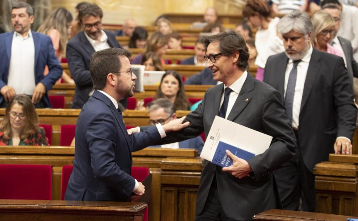 Pere Aragonès y Salvador Illa se saludan, en el Parlamento de Cataluña, durante un pleno de julio