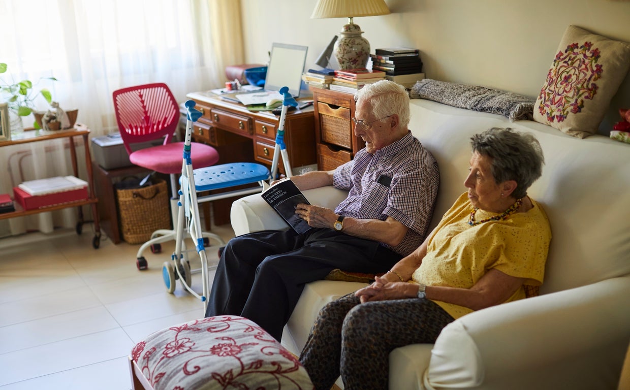 Dos miembros de una de las cooperativas de mayores impulsadas en Torremocha del Jarama