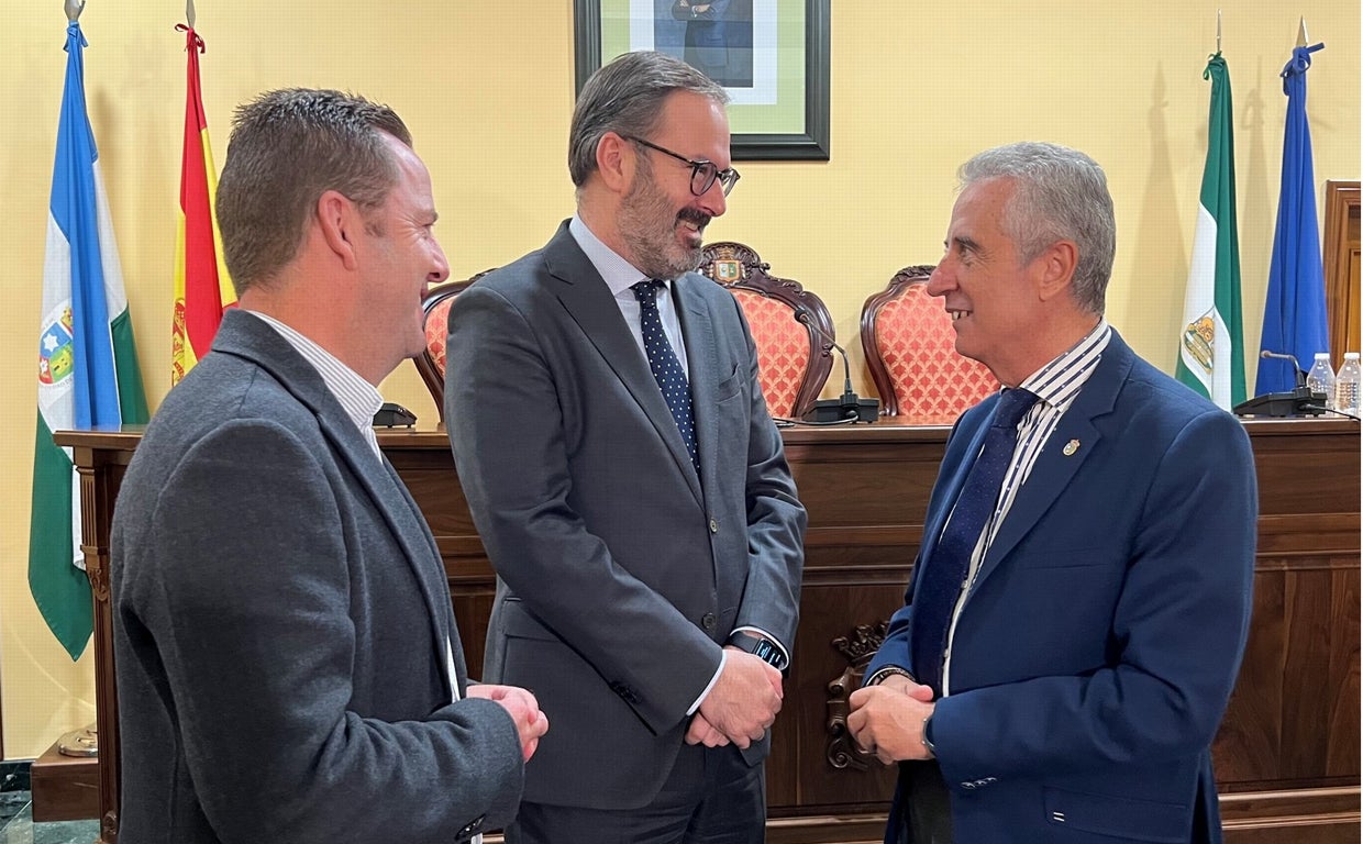 Molina junto al alcalde de Lucena, Juan Pérez, ayer en el Ayuntamiento