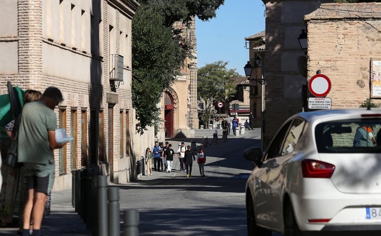 Así queda la circulación  en la calle Reyes Católicos tras las obras