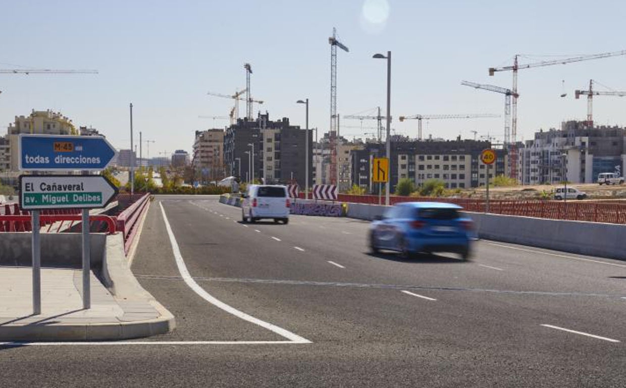 Dos vehículos circulan por la avenida de Miguel Delibes