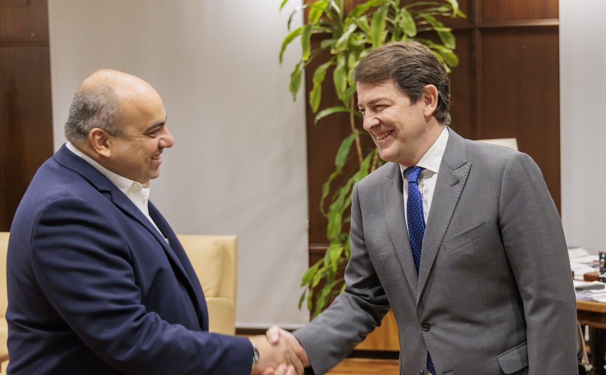 El presidente de la Junta de Castilla y León, Alfonso Fernández Mañueco, estrecha la mano de Mehmet Ilkin, socio de Afendis y miembro del Consejo de Cerealto Siro Foods