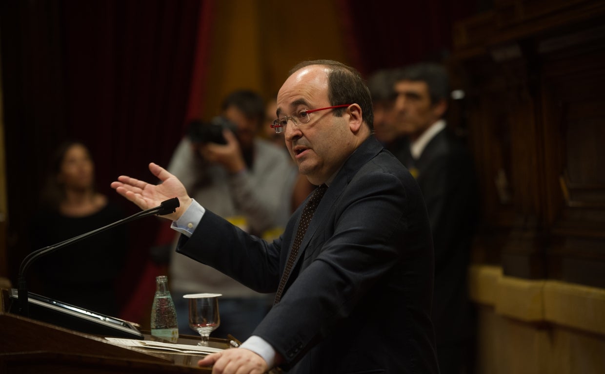 Miquel Iceta, en 2017, en la tribuna del Parlament de Cataluña