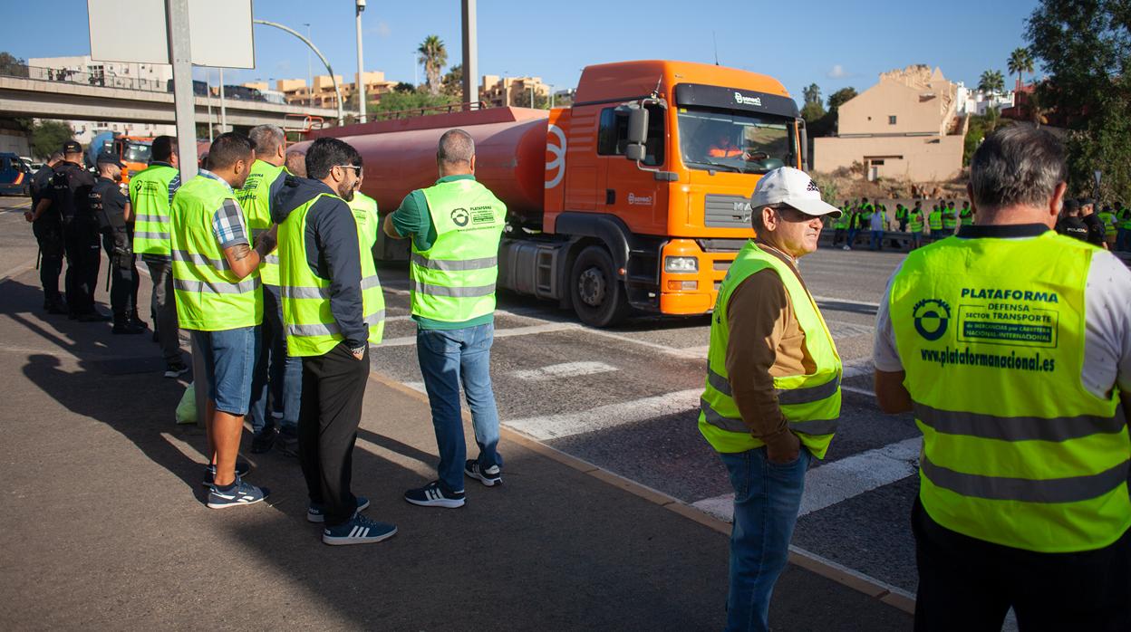 Desconvocada la huelga indefinida en el sector del transporte en el puerto de Algeciras