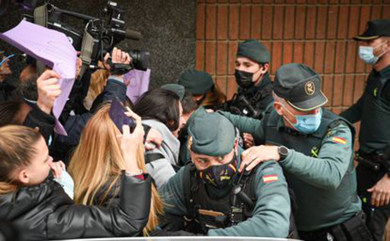 La Guardia Civil escolta al parricida de Sueca (Vlalencia) tras declarar ante el juez