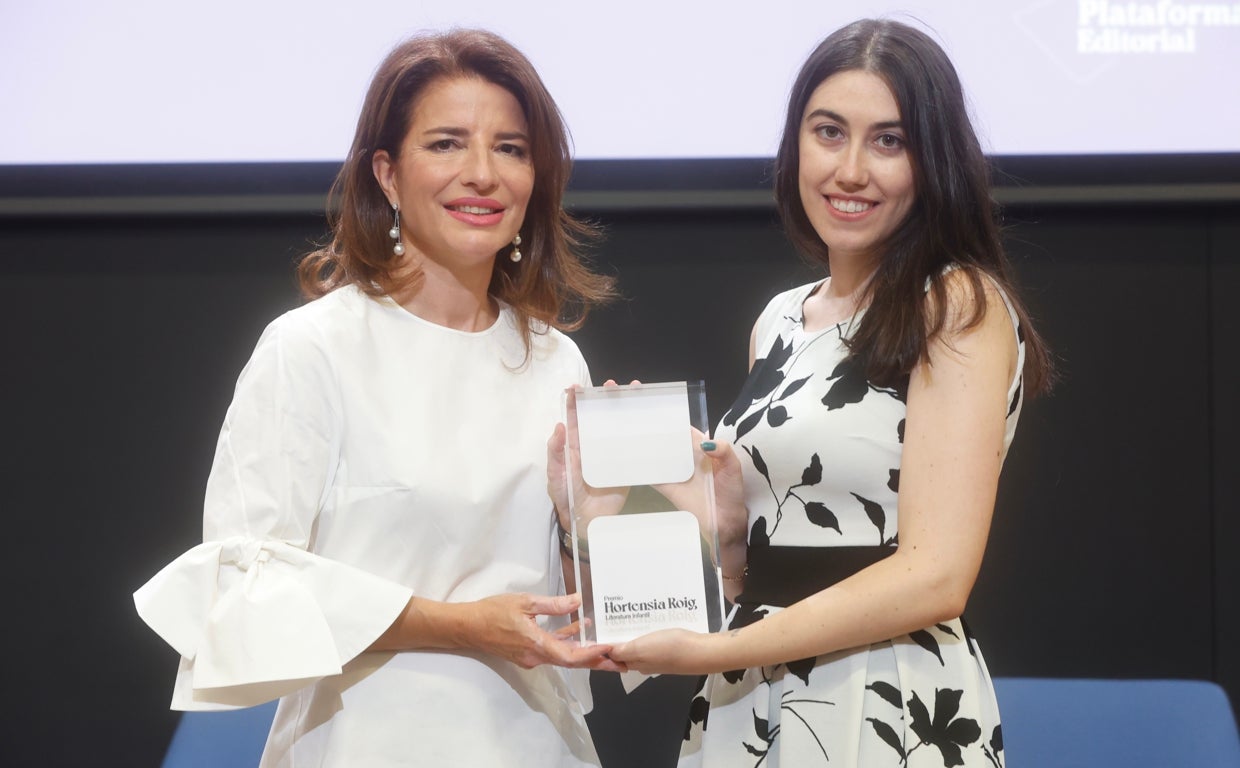 Hortensia Roig con la ganadora del premio, Andrea Navarro